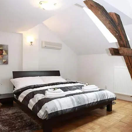 Perfectly Located For Of Attractions ! *